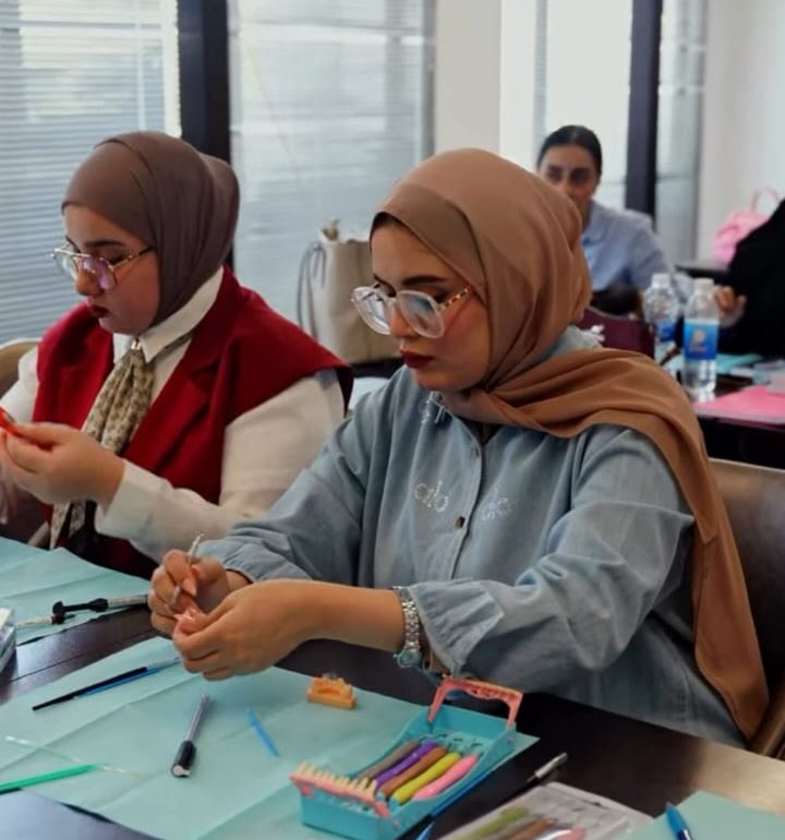 متدربات خلال ورشة طب الأسنان